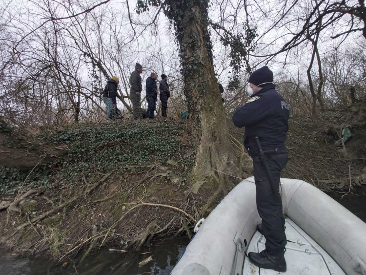 Video: Sa otoka u rijeci Uni spašeni migranti Video: Sa otoka u rijeci Uni spašeni migranti