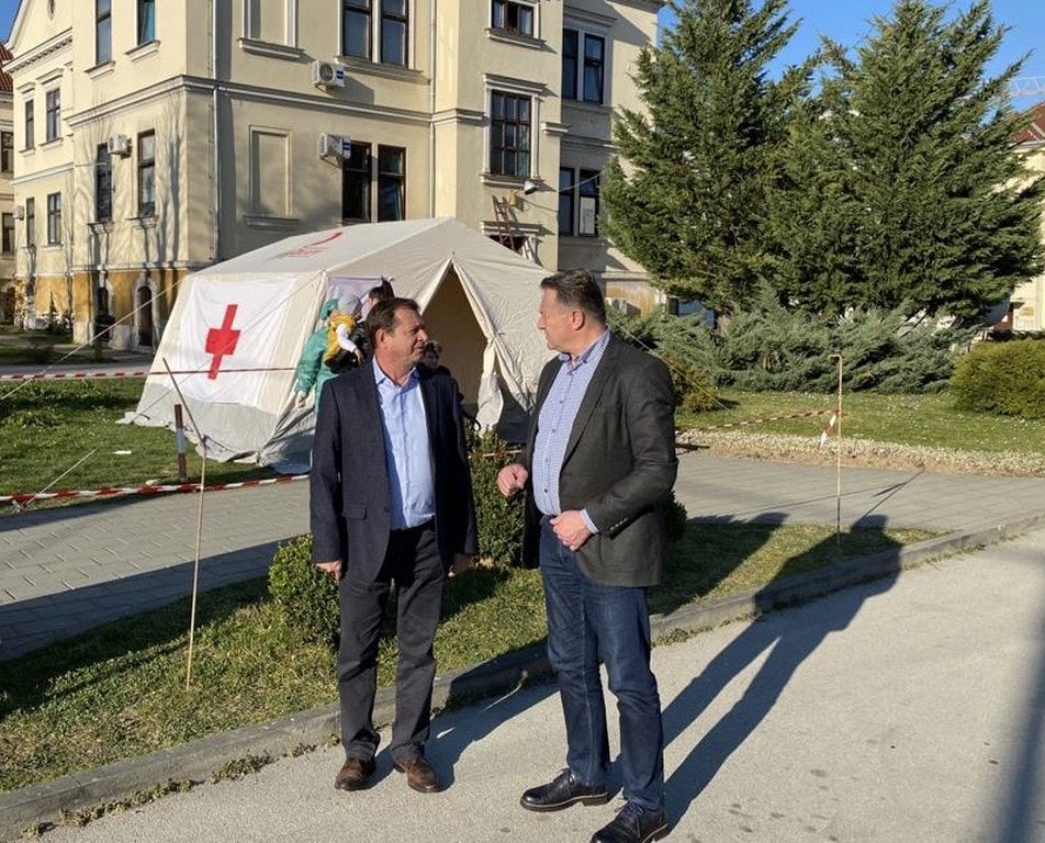 Župan posjetio medicinsko osoblje u trijažnom šatoru sisačke bolnice Župan posjetio medicinsko osoblje u trijažnom šatoru sisačke bolnice