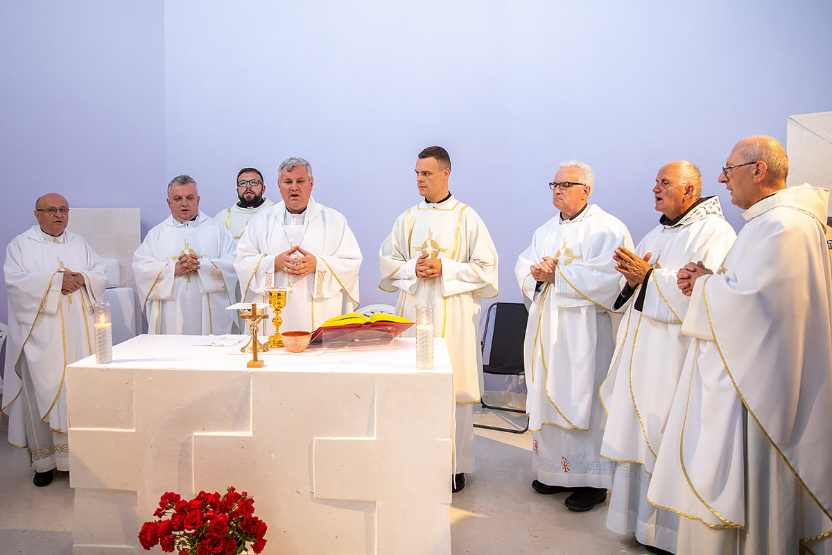 Posvećena crkva Našašća sv. Križa u Zrinu Posvećena crkva Našašća sv. Križa u Zrinu