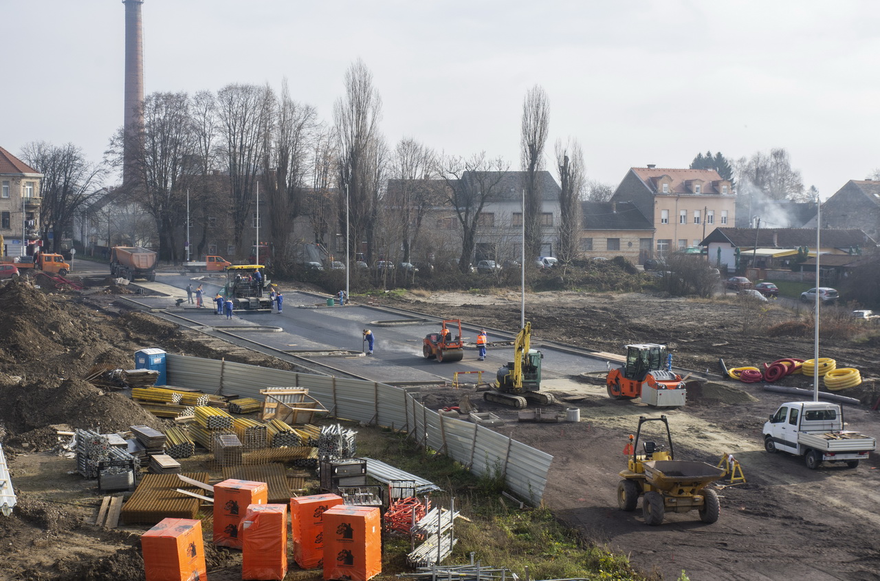 Postavljen nosivi sloj asfalta na prometnici uz Zvonimirovu ulicu Postavljen nosivi sloj asfalta na prometnici uz Zvonimirovu ulicu