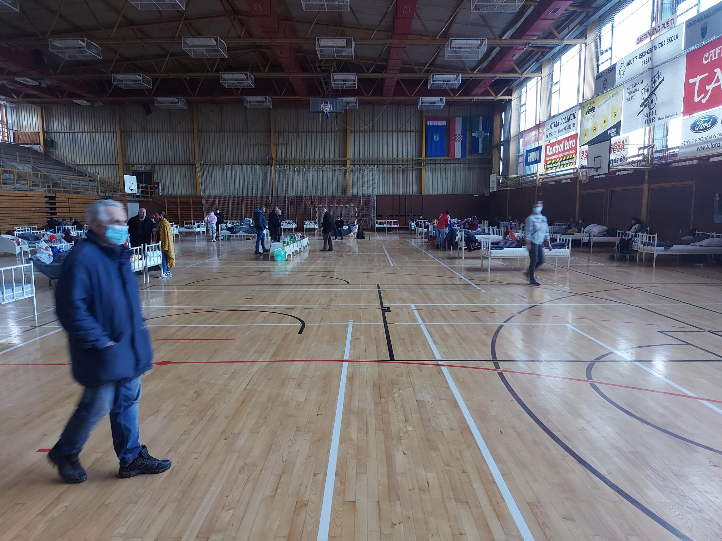 FOTO: SISAK POTRES: Oko 210 ljudi spava u dvoranama, kolodvor će se morati rušiti – prijave štete u Gajevoj 2A FOTO: SISAK POTRES: Oko 210 ljudi spava u dvoranama, kolodvor će se morati rušiti – prijave štete u Gajevoj 2A