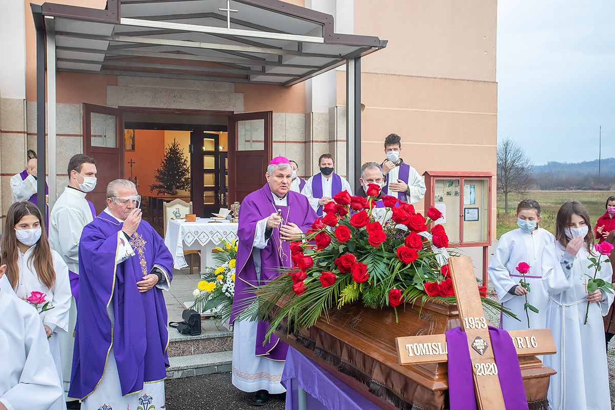 Oproštaj od pokojnoj fra Tomislava Jurića Oproštaj od pokojnoj fra Tomislava Jurića