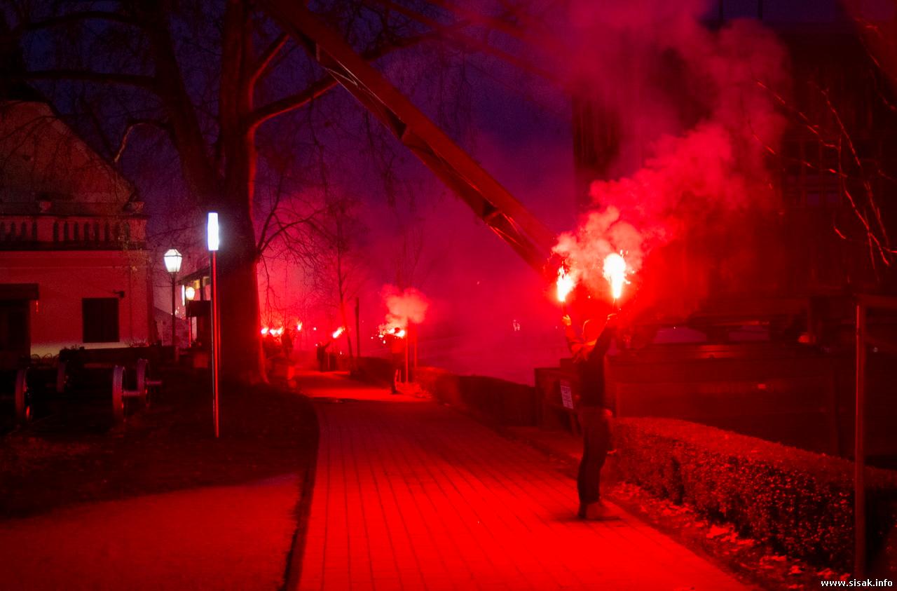 Bakljada zahvalnosti u Sisku za sve koji pomažu u saniranju posljedica u potresu Bakljada zahvalnosti u Sisku za sve koji pomažu u saniranju posljedica u potresu