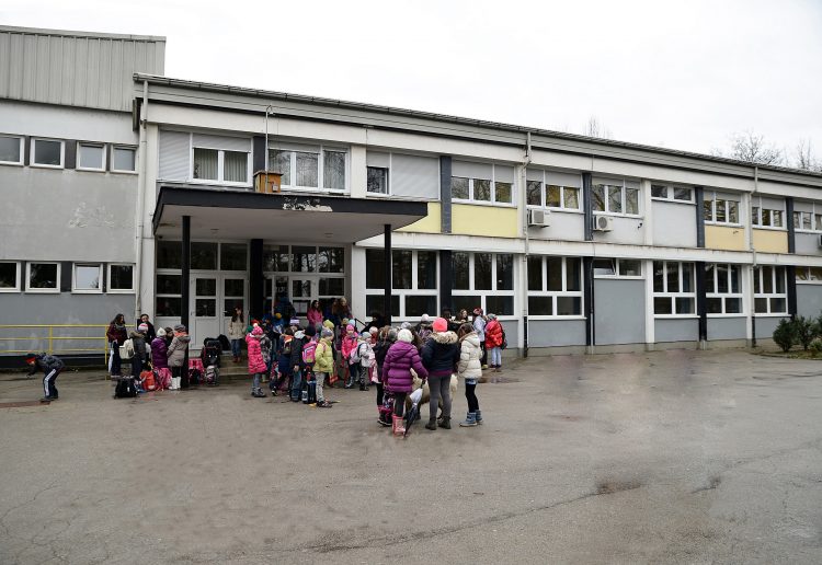 U Sisku osnovnoškolci do daljnjeg nemaju nastavu u školskim klupama U Sisku osnovnoškolci do daljnjeg nemaju nastavu u školskim klupama