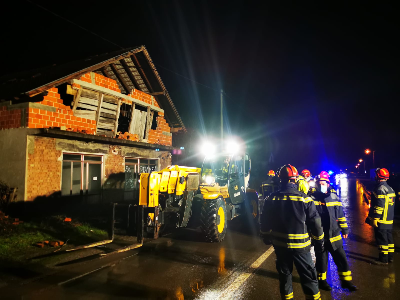 Vatrogasci nastavljaju angažman unatoč teškim uvjetima na terenu Vatrogasci nastavljaju angažman unatoč teškim uvjetima na terenu