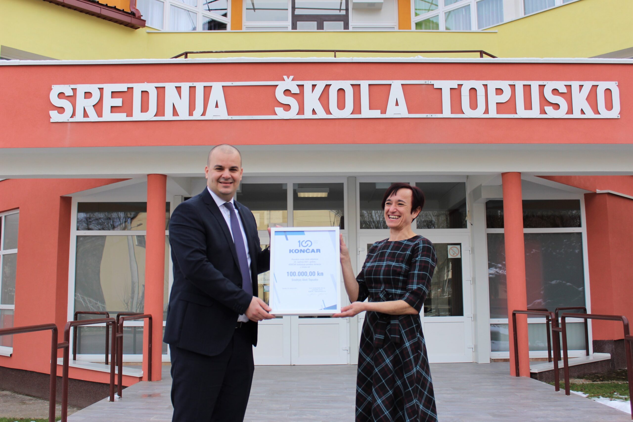 KONČAR obilježio stoljeće poslovanja donacijom od 100.000 kuna Srednjoj školi Topusko KONČAR obilježio stoljeće poslovanja donacijom od 100.000 kuna Srednjoj školi Topusko