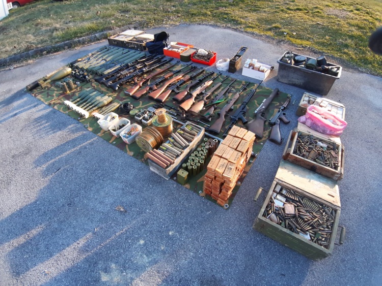 Siščanin dragovoljno predao policiji gomilu oružja uključujući 9 zolja, tri mitraljeza, itd. Siščanin dragovoljno predao policiji gomilu oružja uključujući 9 zolja, tri mitraljeza, itd.