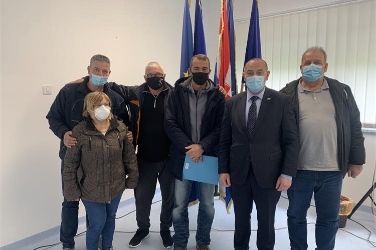 Trogirska HVIDRA donirala informatičku opremu školarcima Petrinje Trogirska HVIDRA donirala informatičku opremu školarcima Petrinje