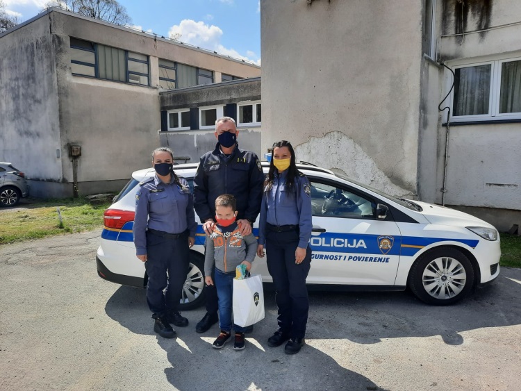 Sisački policajci sedmogodišnjem dječaku čestitali rođendan Sisački policajci sedmogodišnjem dječaku čestitali rođendan