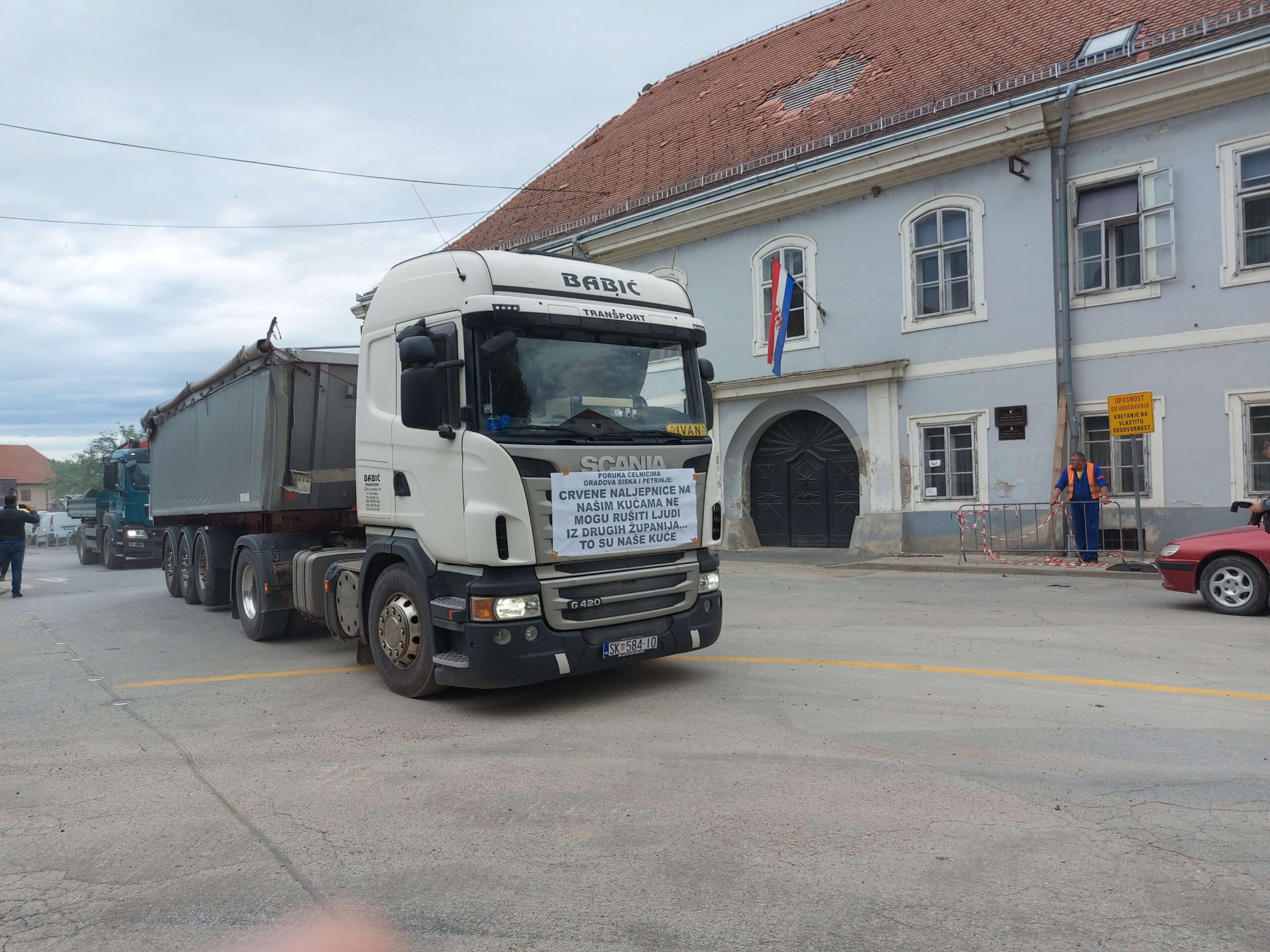 Do danas srušeno 100 objekata oštećenih nakon potresa, lokalni obrtnici i poduzetnici nisu angažirani pa prosvjeduju Do danas srušeno 100 objekata oštećenih nakon potresa, lokalni obrtnici i poduzetnici nisu angažirani pa prosvjeduju