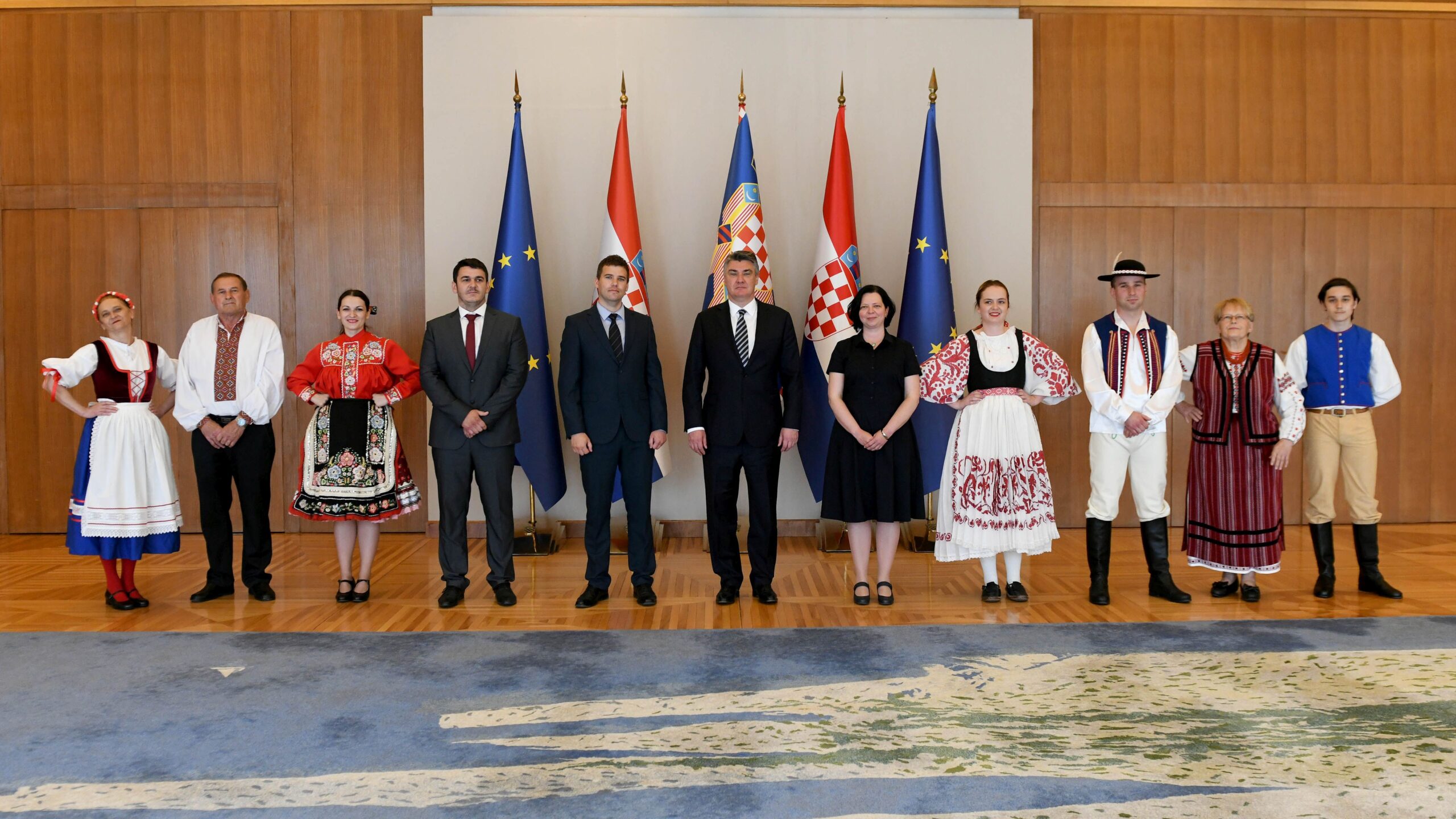 Predsjednik Milanović sastao se s predstavnicima općine i članovima KUD-ova iz Lipovljana Predsjednik Milanović sastao se s predstavnicima općine i članovima KUD-ova iz Lipovljana