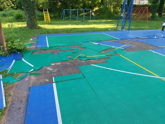 Uhvatili mladića koji je uništio sportsko igralište u Sisku Uhvatili mladića koji je uništio sportsko igralište u Sisku