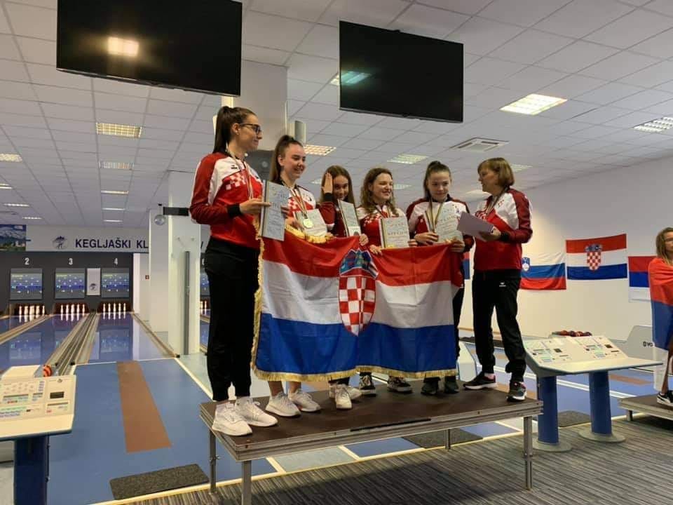Siščanka Sara Pejak s kuglačkom reprezentacijom osvojila zlato na SP u Sloveniji Siščanka Sara Pejak s kuglačkom reprezentacijom osvojila zlato na SP u Sloveniji