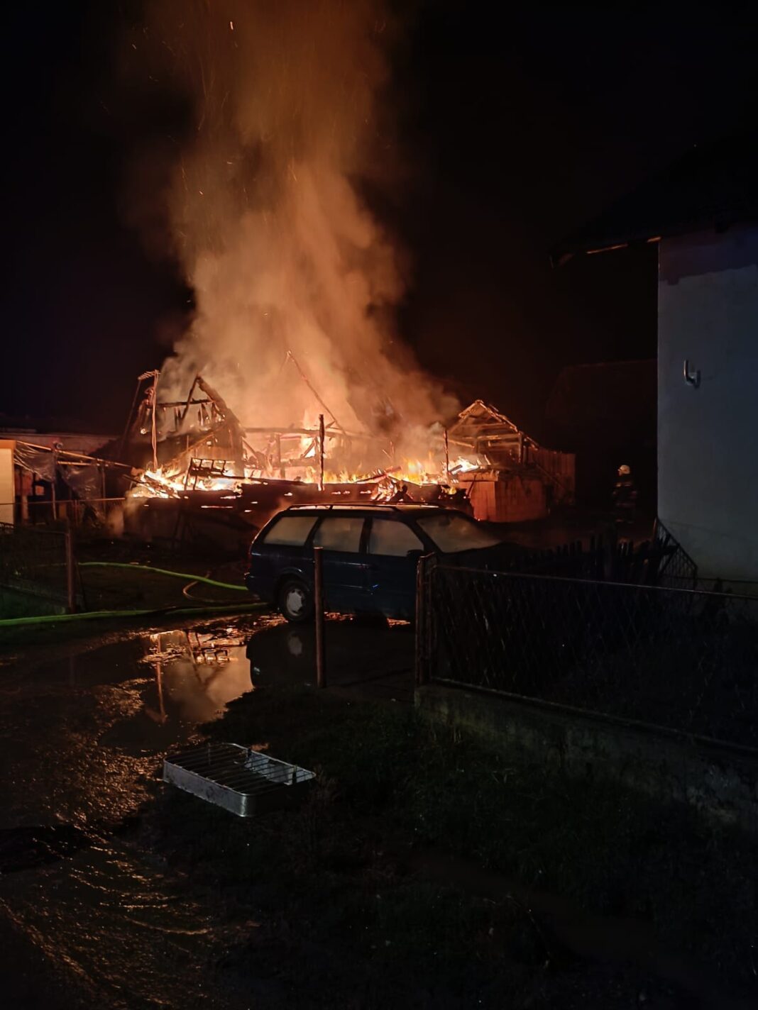 U požaru potpuno izgorjela drvena kuća U požaru potpuno izgorjela drvena kuća