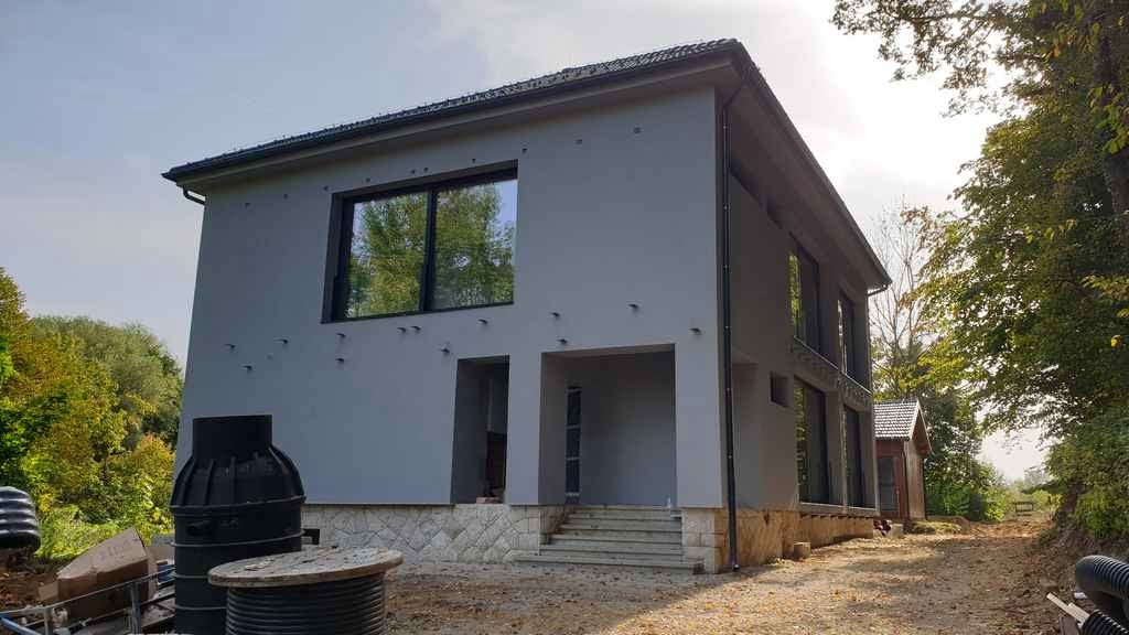 Traju radovi na vanjskom uređenju edukacijsko-prezentacijskog centra u Petrinji Traju radovi na vanjskom uređenju edukacijsko-prezentacijskog centra u Petrinji