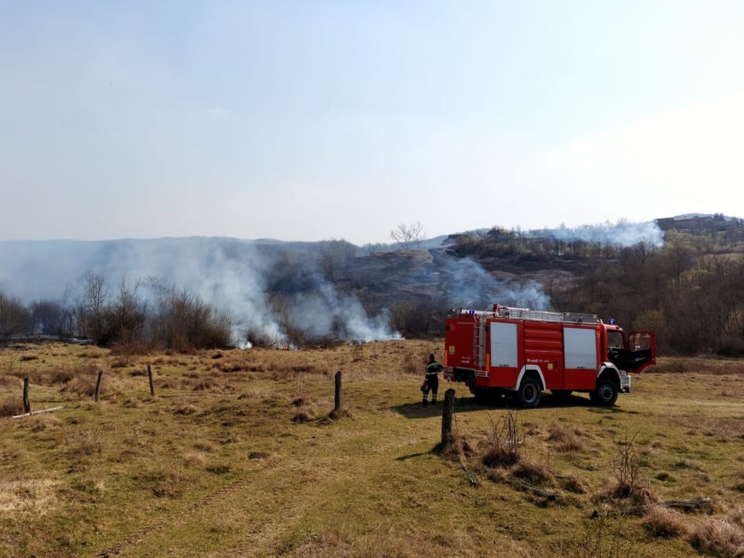 Tijekom vikenda četiri požara na otvorenim prostorima Tijekom vikenda četiri požara na otvorenim prostorima