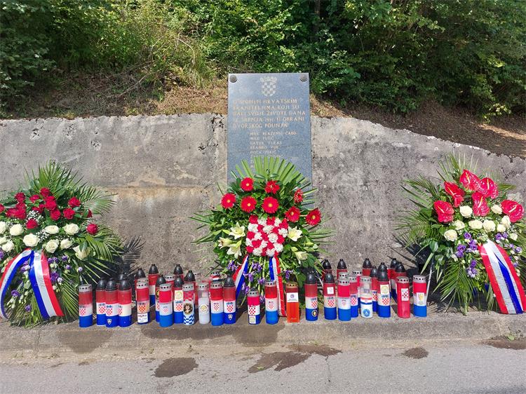 GALERIJA: 31. obljetnica pogibije trinaestorice hrvatskih redarstvenika u Strugi Banskoj GALERIJA: 31. obljetnica pogibije trinaestorice hrvatskih redarstvenika u Strugi Banskoj
