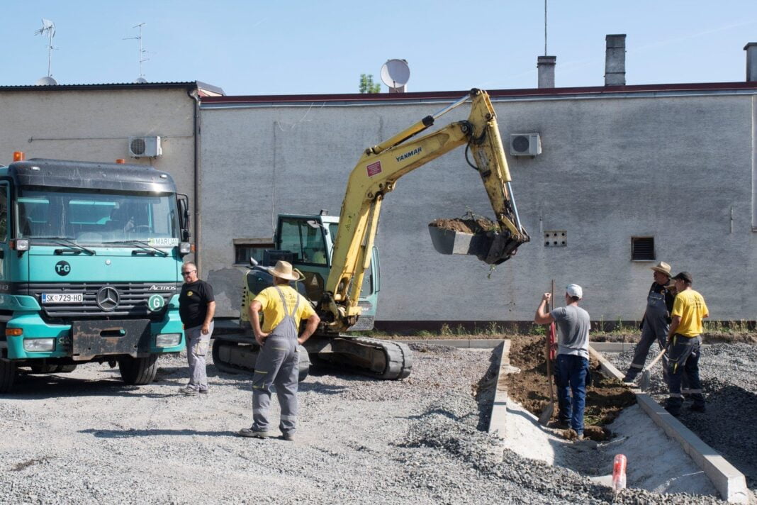 U tijeku su radovi na parkingu kod GRAMA-e U tijeku su radovi na parkingu kod GRAMA-e
