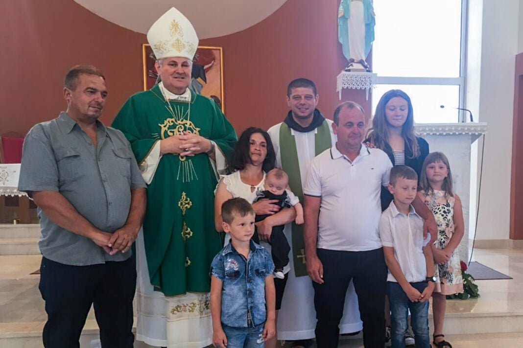 Biskup krstio šesto dijete obitelji Jezerčić u Donjim Kukuruzarima Biskup krstio šesto dijete obitelji Jezerčić u Donjim Kukuruzarima
