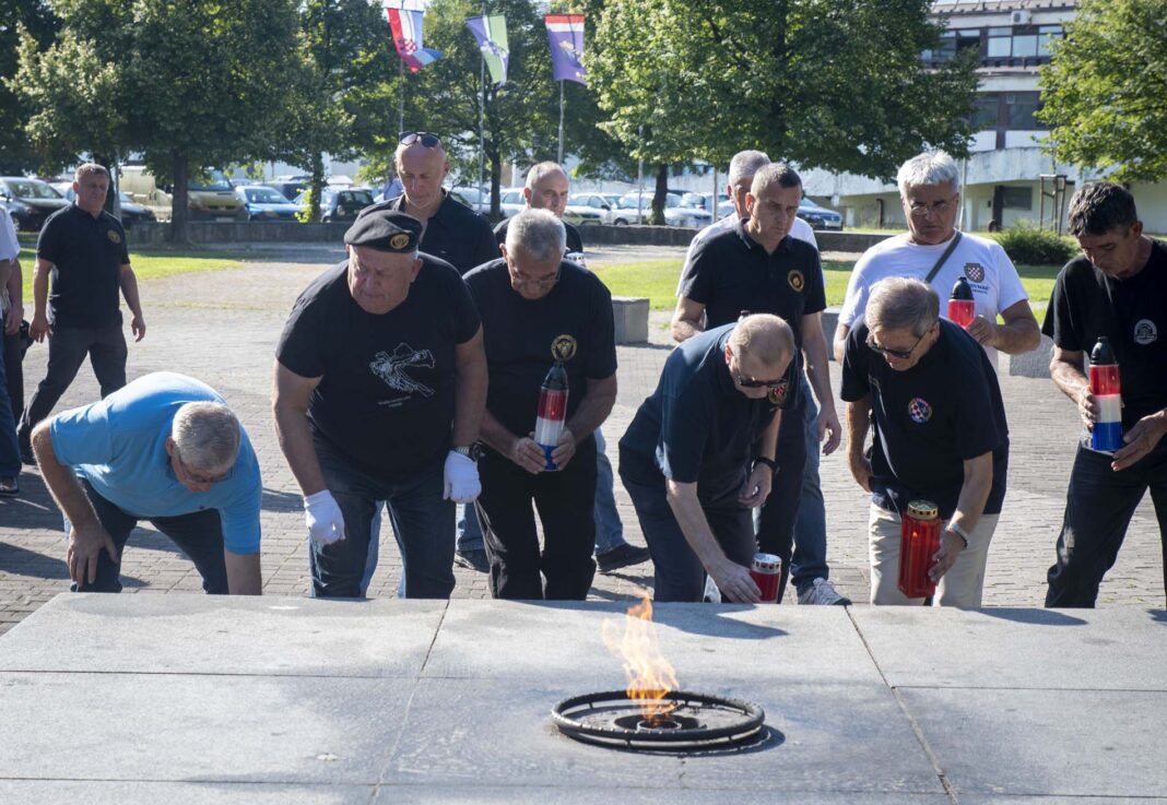 FOTO: U Sisku obilježen Dan pobjede i domovinske zahvalnosti i Dan hrvatskih branitelja FOTO: U Sisku obilježen Dan pobjede i domovinske zahvalnosti i Dan hrvatskih branitelja