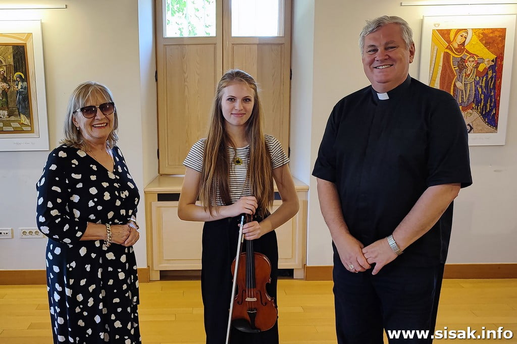 Biskupija darovala studentici violine Emi Smiljanić novi instrument Biskupija darovala studentici violine Emi Smiljanić novi instrument