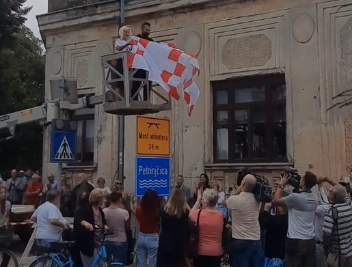 Svečano otkrivena ploča s novim nazivom mosta u Gupčevoj – Most volontera Svečano otkrivena ploča s novim nazivom mosta u Gupčevoj – Most volontera