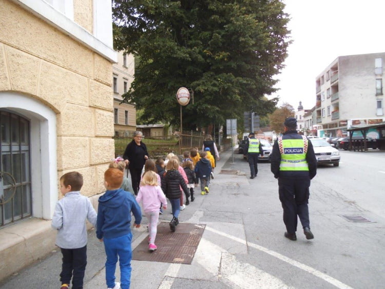 U sklopu Dana sigurnosti u prometu policijski službenici PGP Hrvatska Kostajnica i PP Sisak posjetili dječje vrtiće U sklopu Dana sigurnosti u prometu policijski službenici PGP Hrvatska Kostajnica i PP Sisak posjetili dječje vrtiće