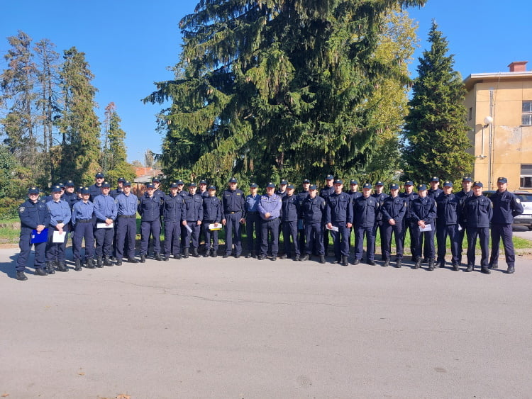 Primljeni novi policijski službenici u Policijsku upravu sisačko-moslavačku Primljeni novi policijski službenici u Policijsku upravu sisačko-moslavačku