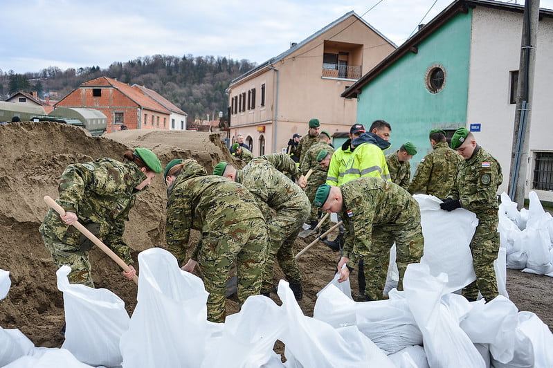 Hrvatska vojska u H. Kostajnici i Novoj Drenčini pomaže u obrani od poplava Hrvatska vojska u H. Kostajnici i Novoj Drenčini pomaže u obrani od poplava