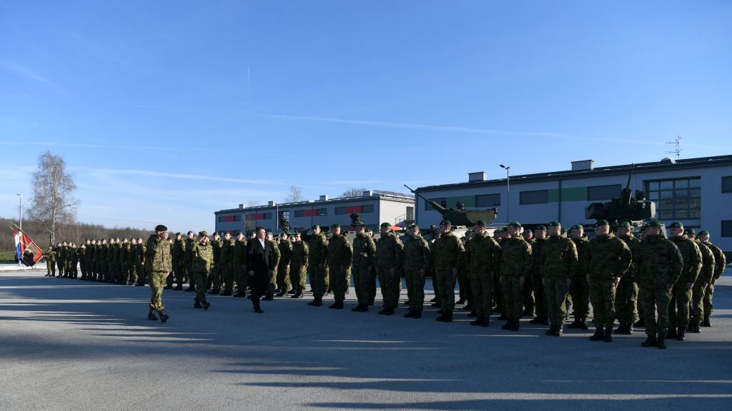 Predsjednik Milanović u Petrinji ispratio pripadnike OSRH koji idu u Litvu Predsjednik Milanović u Petrinji ispratio pripadnike OSRH koji idu u Litvu