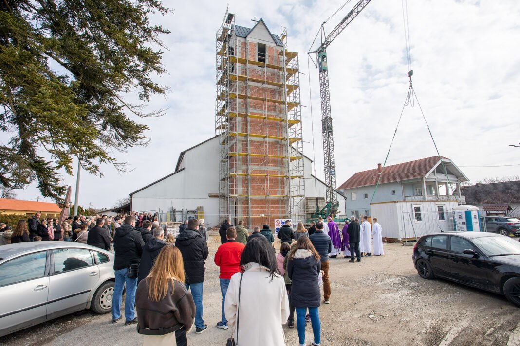 U Lekeniku blagoslovljen novi zvonik i zvona