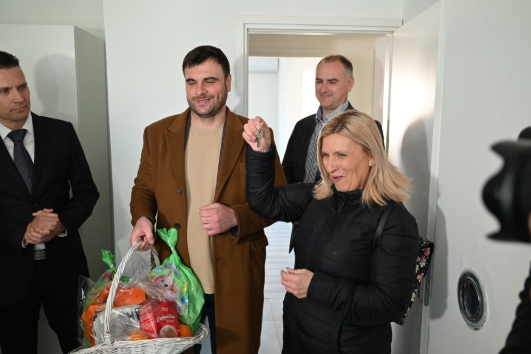 27 mjeseci nakon potresa, tri obitelji dobile primjereni privremeni smještaj 27 mjeseci nakon potresa, tri obitelji dobile primjereni privremeni smještaj