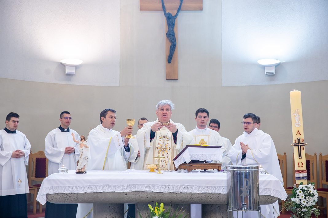 GALERIJA: Uskrsno slavlje u bazilici sv. Kvirina u Sisku GALERIJA: Uskrsno slavlje u bazilici sv. Kvirina u Sisku