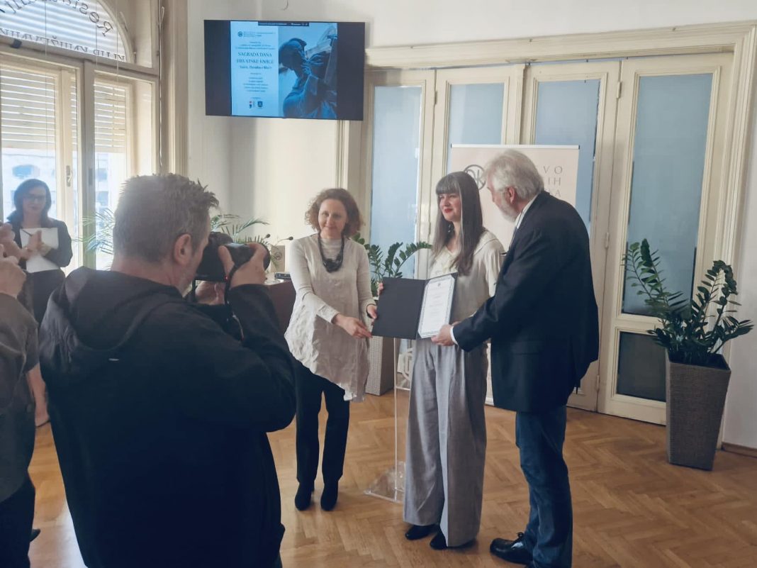 Nagrada “Slavić” za zbirku priča “Sitan život” Siščanke Mime Juračak Nagrada “Slavić” za zbirku priča “Sitan život” Siščanke Mime Juračak