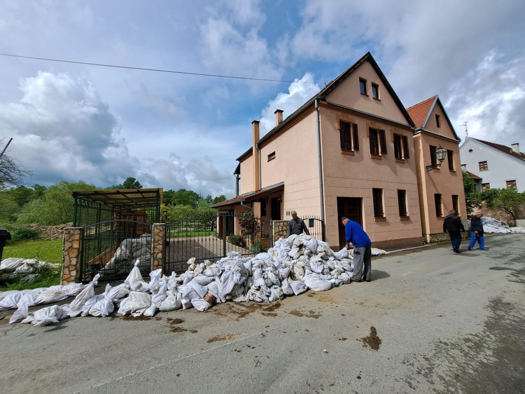 Izvanredne mjere obrane od poplava kod H. Kostajnice, kuće za sada nisu ugrožene Izvanredne mjere obrane od poplava kod H. Kostajnice, kuće za sada nisu ugrožene