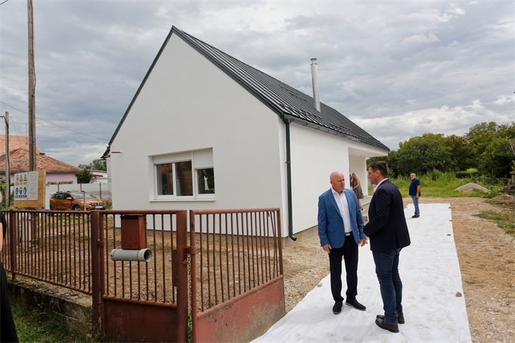 Bačić: Do kraja kolovoza biti će ispražnjena sva kontejnerska naselja Bačić: Do kraja kolovoza biti će ispražnjena sva kontejnerska naselja