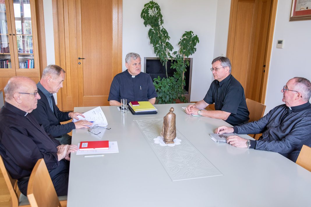 Biskup osnovao Katoličku osnovnu školu u Sisku i Katoličku gimnaziju u Popovači Biskup osnovao Katoličku osnovnu školu u Sisku i Katoličku gimnaziju u Popovači