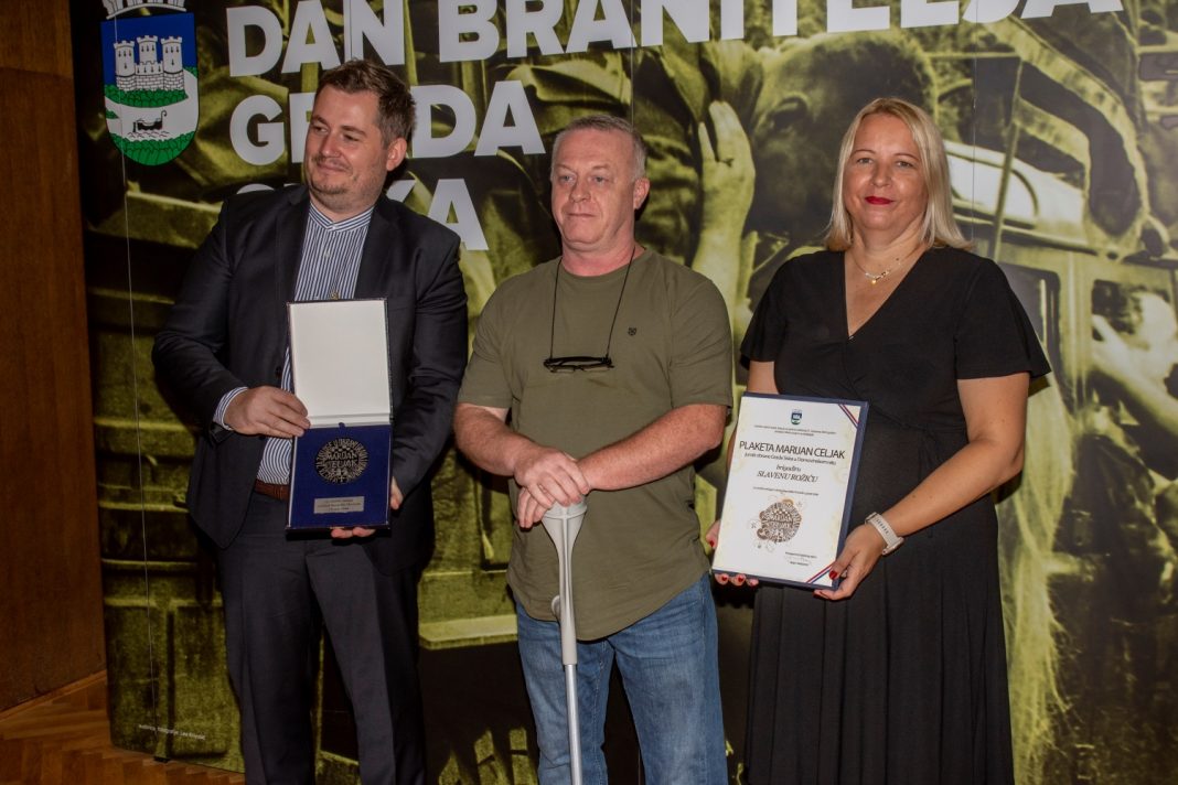 Uručene plakete braniteljima zaslužnima za obranu Grada Siska u Domovinskom ratu Uručene plakete braniteljima zaslužnima za obranu Grada Siska u Domovinskom ratu