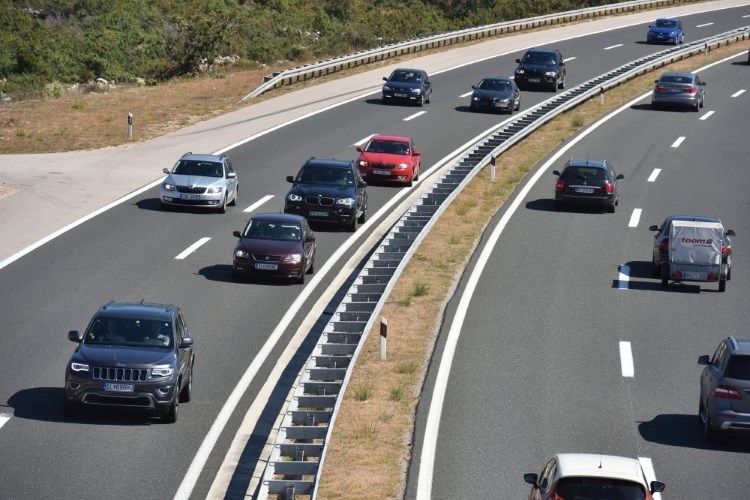 Dvije osobe teže ozlijeđene u prometnoj nesreći koja se dogodila na autocesti kod Novske Dvije osobe teže ozlijeđene u prometnoj nesreći koja se dogodila na autocesti kod Novske