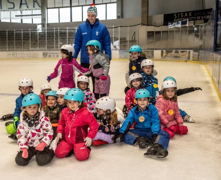 Počela škola klizanja za vrtićance Počela škola klizanja za vrtićance
