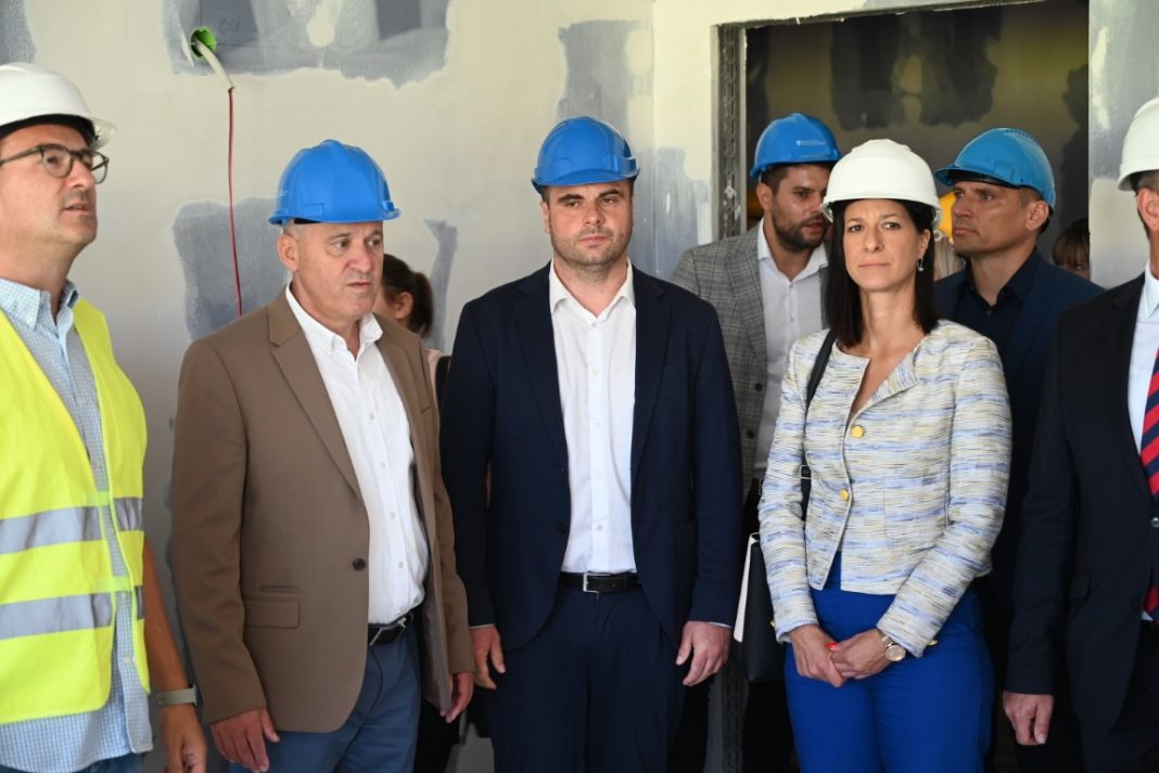 Bačić u Petrinji: Javna nabava za 1.100 gradilišta i ubrzanje obnove Bačić u Petrinji: Javna nabava za 1.100 gradilišta i ubrzanje obnove