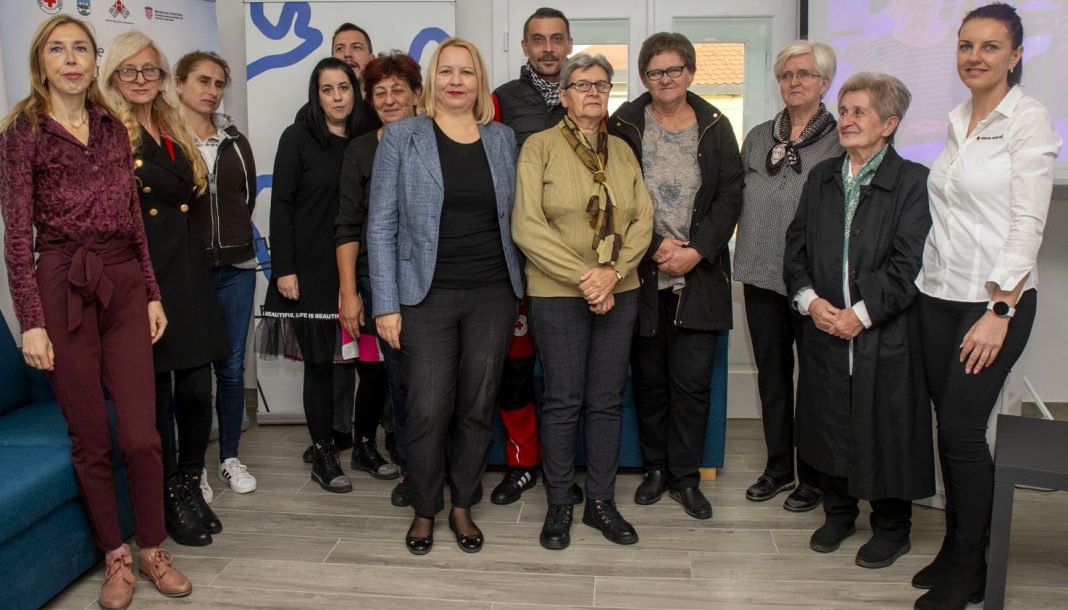 Treću godinu zaredom projektom Zaželi Grad Sisak i Gradsko društvo Crvenog križa pomoglo starijim sugrađanima Treću godinu zaredom projektom Zaželi Grad Sisak i Gradsko društvo Crvenog križa pomoglo starijim sugrađanima