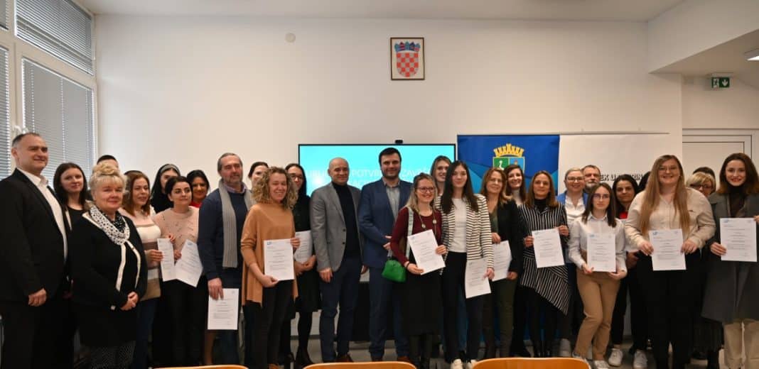 30 novih pomoćnika uspješno završilo program edukacije, a povećane su im i plaće 30 novih pomoćnika uspješno završilo program edukacije, a povećane su im i plaće