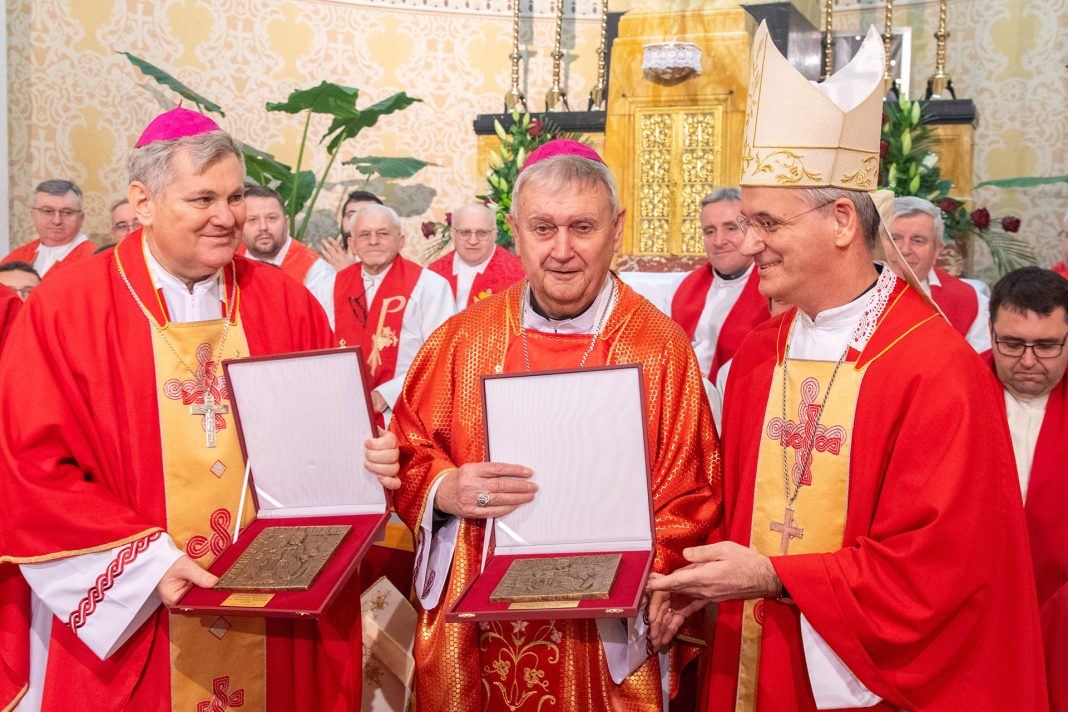 Biskupi Josip Mrzljak i Vlado Košić proslavili 25. obljetnicu biskupskog ređenja Biskupi Josip Mrzljak i Vlado Košić proslavili 25. obljetnicu biskupskog ređenja