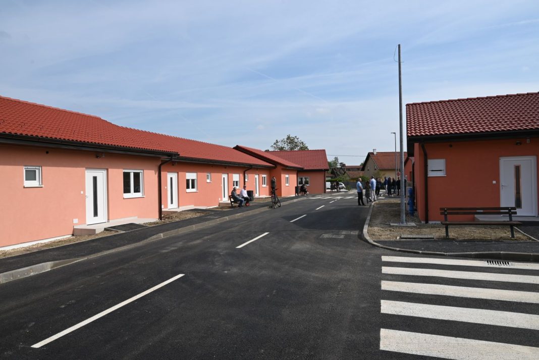 Useljeni stanari u županijsko naselje “Petrinia” Useljeni stanari u županijsko naselje “Petrinia”