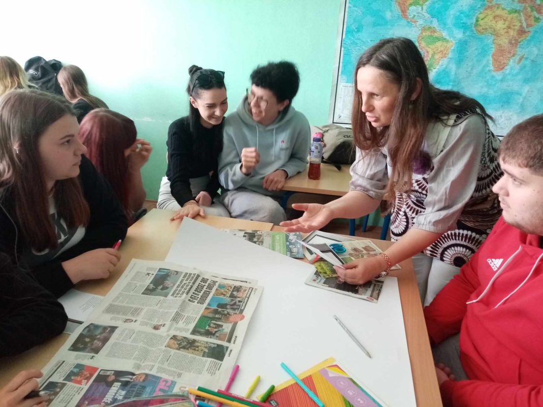 Marijana Petrović Mikulić gostovala u Ekonomskoj školi Sisak Marijana Petrović Mikulić gostovala u Ekonomskoj školi Sisak