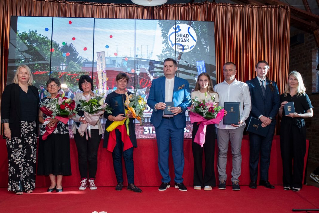 Na svečanoj sjednici uručena priznanja Grada Siska Na svečanoj sjednici uručena priznanja Grada Siska