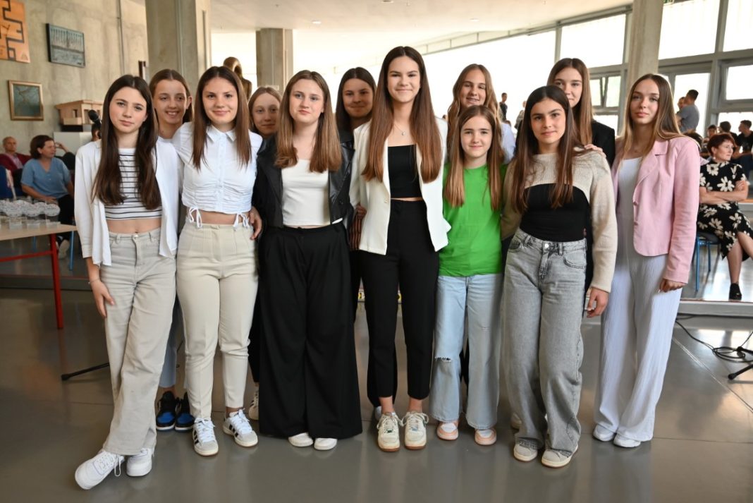 800 učenica i učenika na školskom sportskom danu Sisačko-moslavačke županije 800 učenica i učenika na školskom sportskom danu Sisačko-moslavačke županije