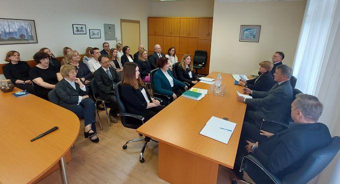 Glavni državni odvjetnik Ivan Turudić održao sastanak u Županijskom državnom odvjetništvu u Sisku Glavni državni odvjetnik Ivan Turudić održao sastanak u Županijskom državnom odvjetništvu u Sisku