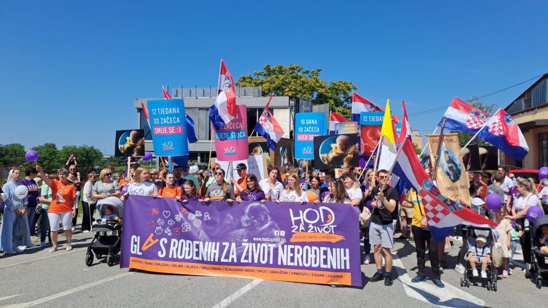 Održan “Hod za život, obitelj i Hrvatsku” u Sisku Održan “Hod za život, obitelj i Hrvatsku” u Sisku